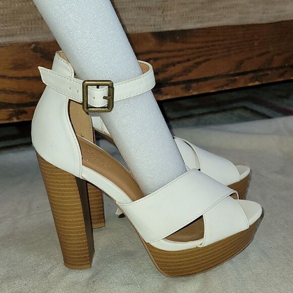 Beautiful Like New Charlotte Russe White Sandal 5" Heels! - Picture 9 of 12